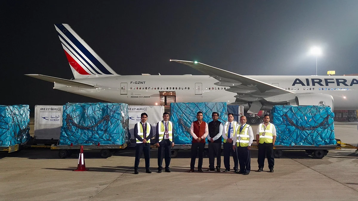 Indian officials with the humanitarian aid (photo: @MEA/X)