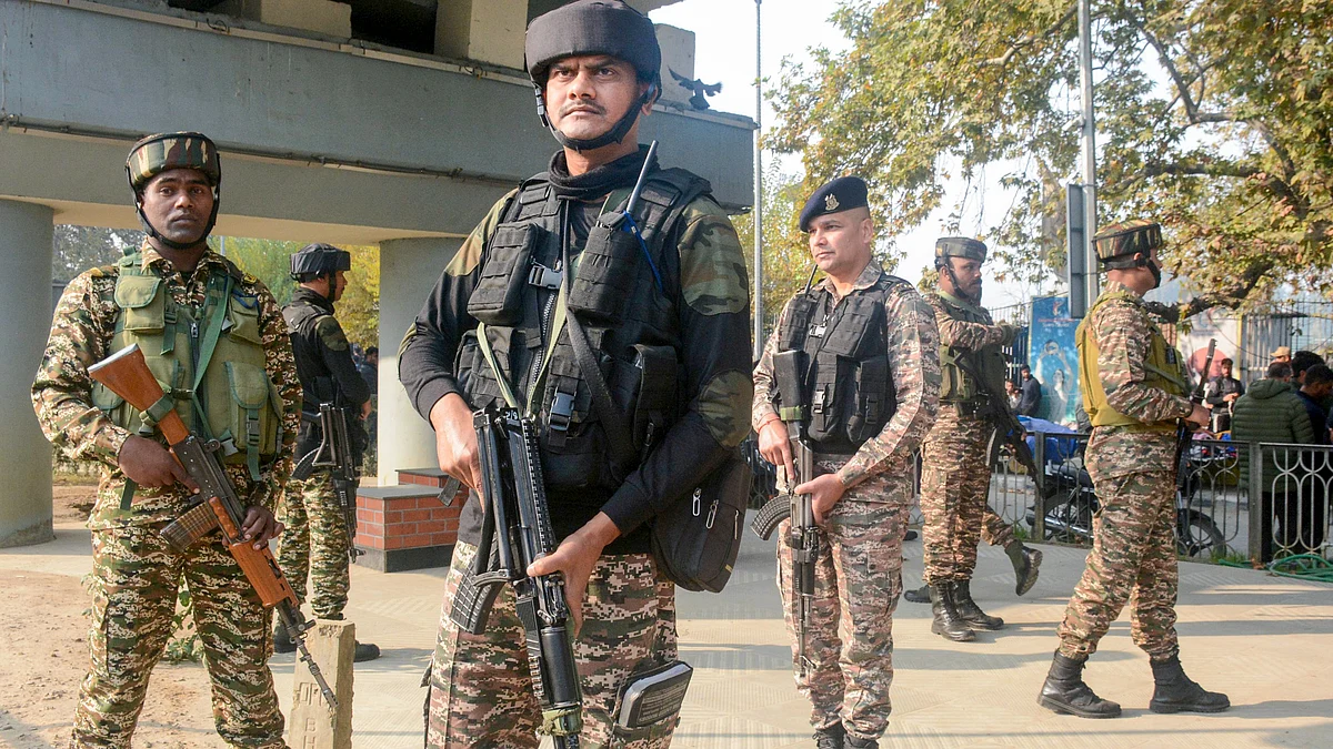 Security personnel at the grenade attack site in Srinagar, 3 Nov. 2024 (Photo: PTI)