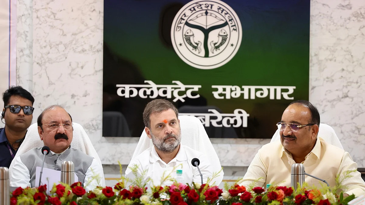 Rahul Gandhi (centre) at the collectorate meet for Raebareli district
