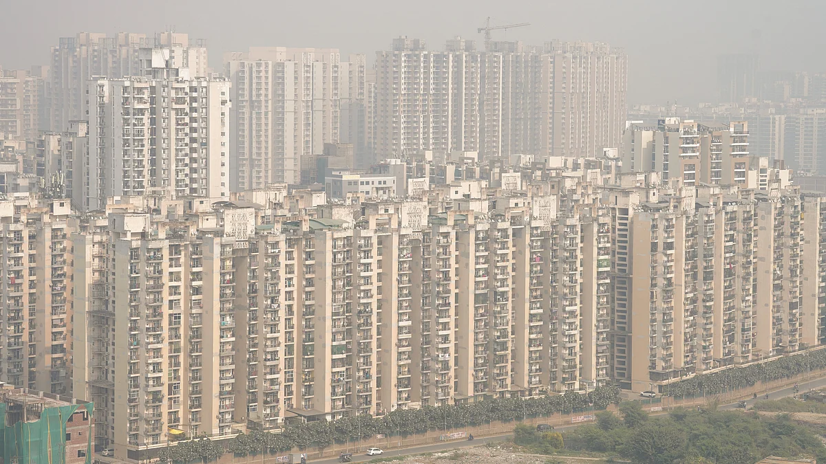 Smog engulfs Greater Noida on 3 November (photo: PTI)