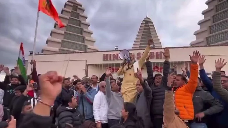 A protest outside Hindu Sabha temple in Brampton (photo: @Monika_774/X)
