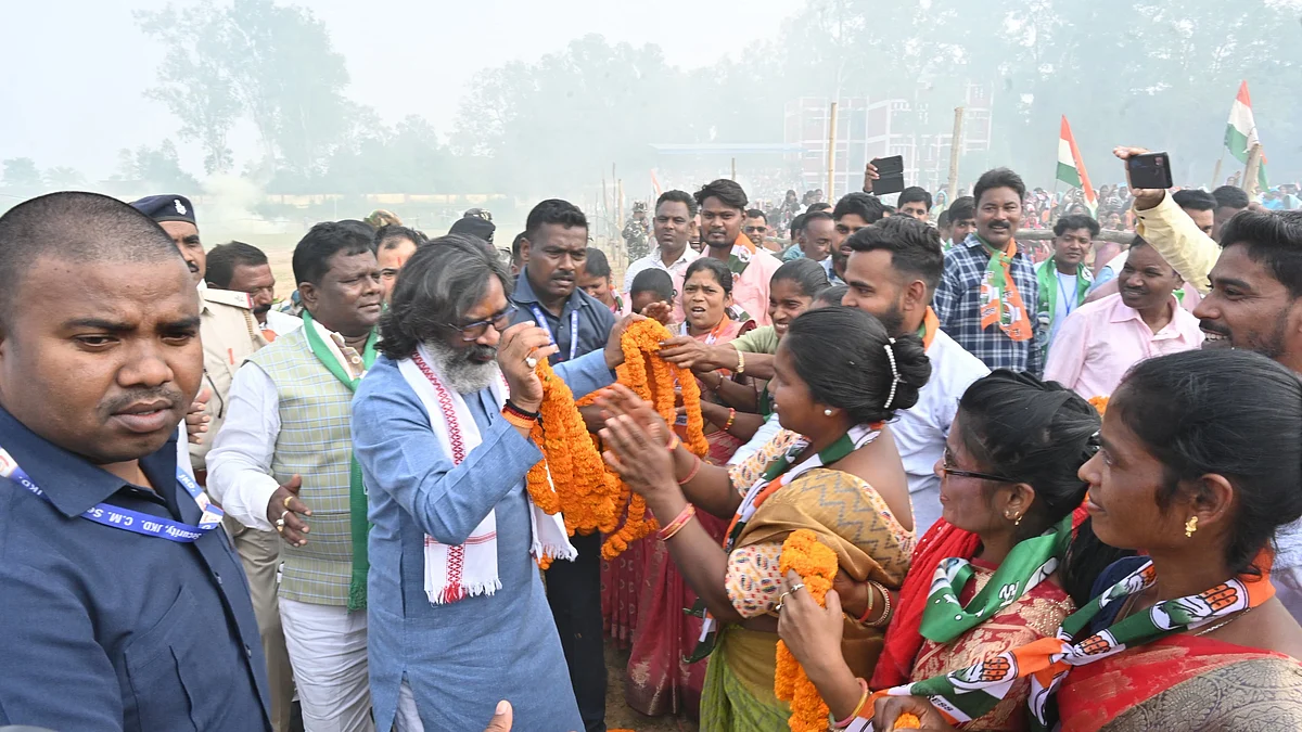 Jharkhand chief minister Hemant Soren greeted by local women at an election rally