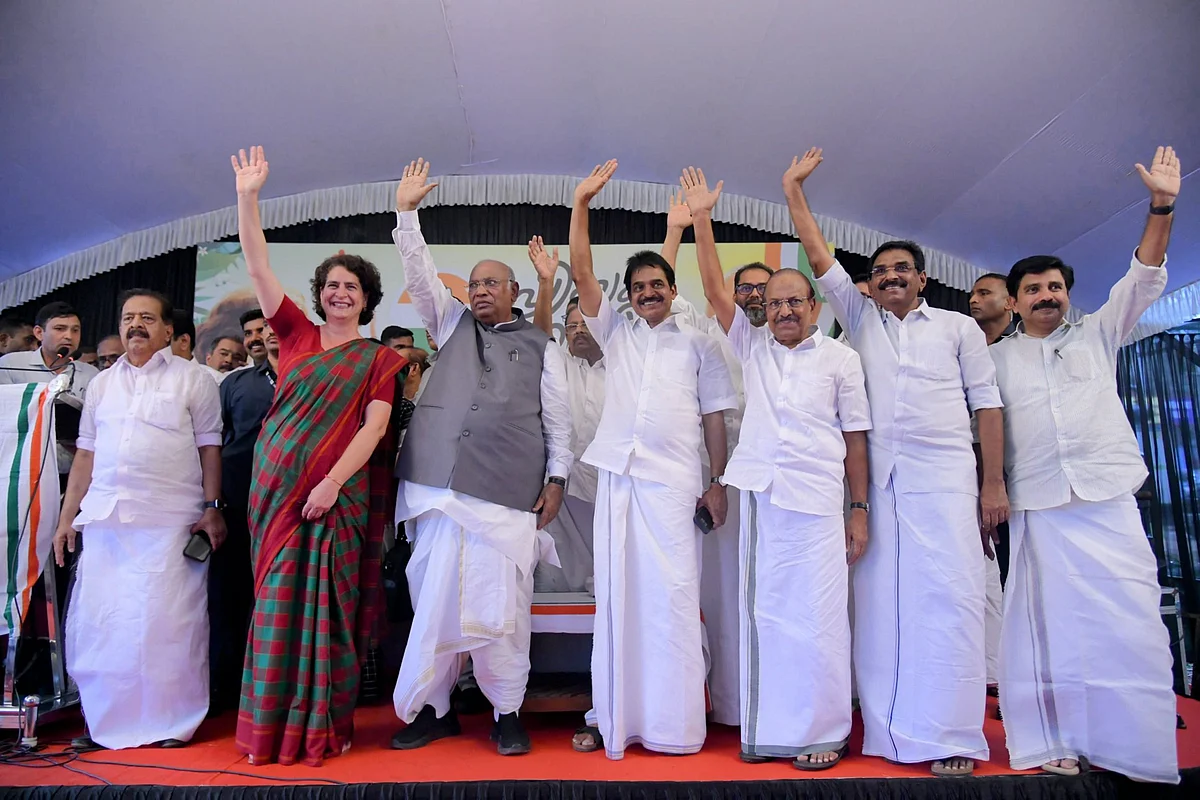 Congress leaders stand together in the Wayanad campaign rally, with Priyanka Gandhi Vadra, Mallikarjun Kharge and K.C. Venugopal at the centre