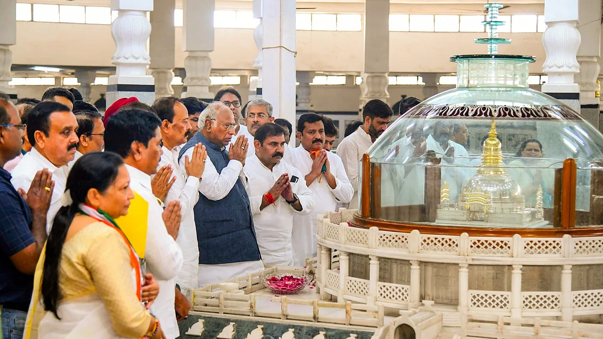 Congress president Mallikarjun Kharge at Deekshabhoomi in Nagpur, 9 Nov. 2024 (Photo: PTI)