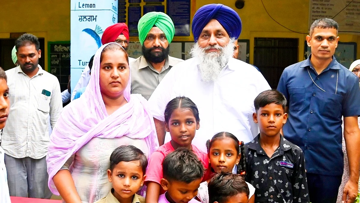 Sukhbir Singh Badal (in white, photo: SukhbirSinghBadal/FB)