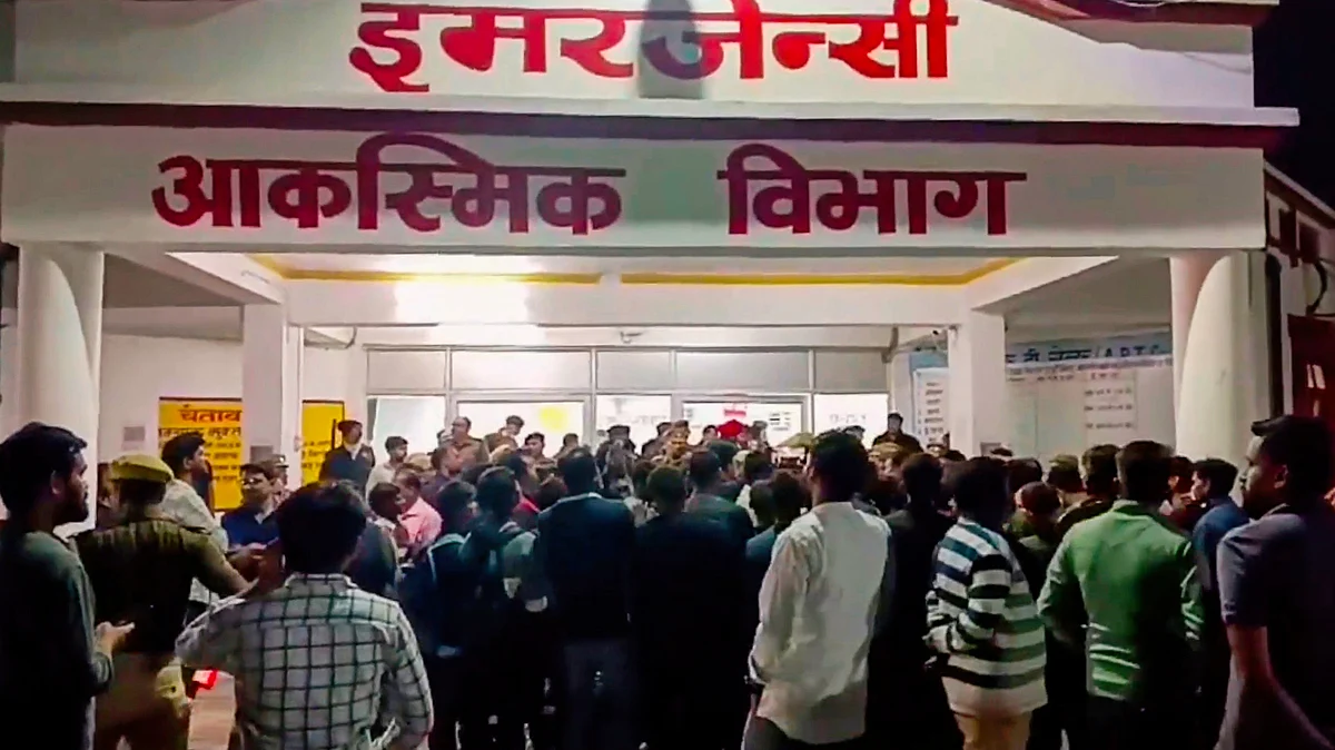 People outside the emergency ward of Jhansi medical college on the night of the fire (file photo)