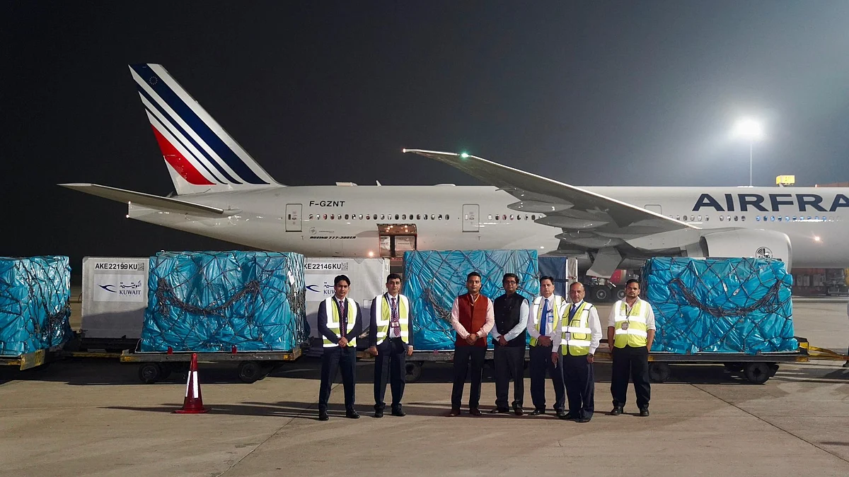 Indian officials with the humanitarian aid for Palestine