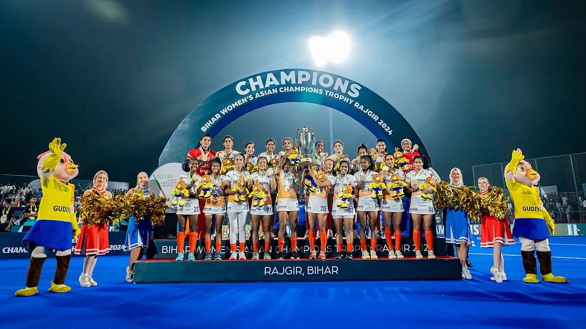 Victorious India women's team with the Asian Champions Trophy crown (photo: Hockey India)
