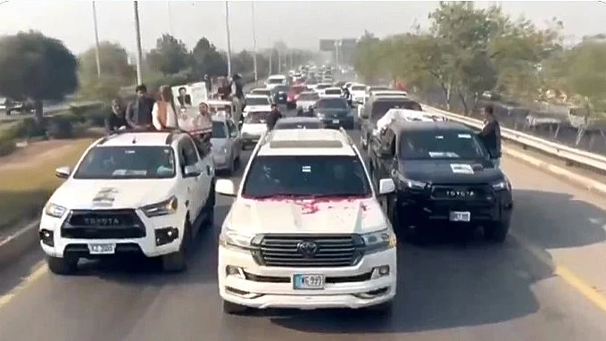 a convoy of Pakistan Tehreek-e-Insaf workers moves towards Islamabad on Sunday, 24 Nov. 2024