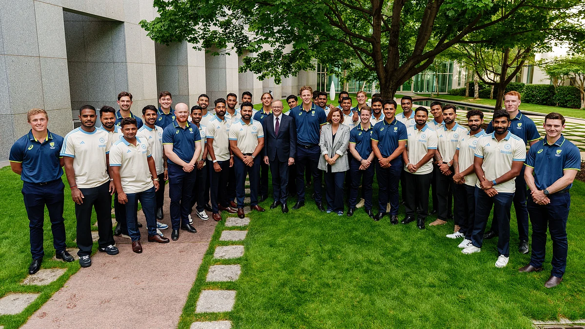 PM Anthony Albanese with the Indian squad and Australian PM's XI (photo: @AlboMP)