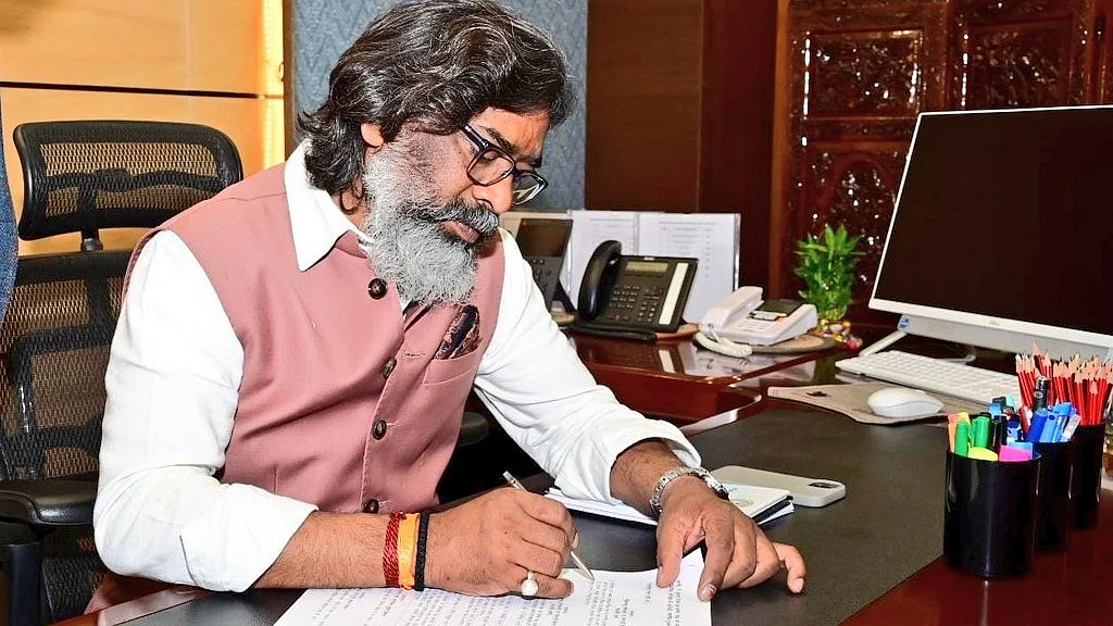 Hemant Soren assumes office after his swearing-in ceremony, in Ranchi (photo: @HemantSorenJMM/X)