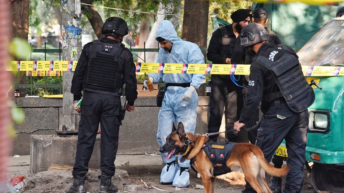 Samples being collected from the blast spot (photo: Vipin/NH)