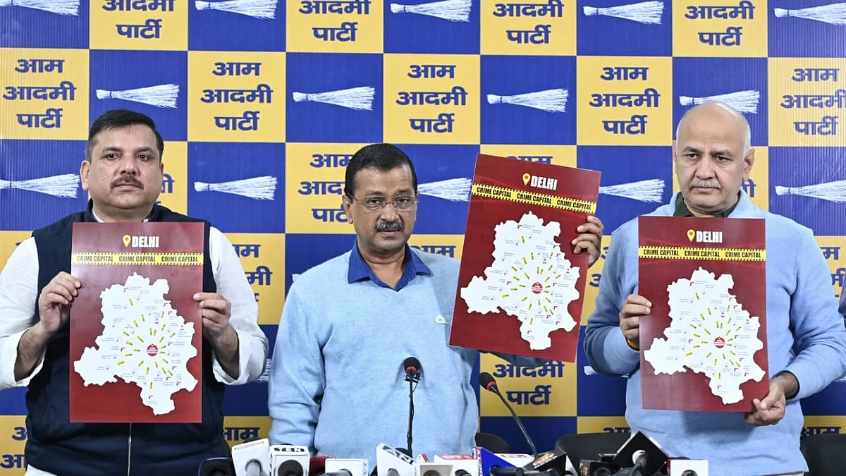 AAP leaders Sanjay Singh, Arvind Kejriwal, Manish Sisodia hold up a 'violence map' of Delhi (Vipin/NH)