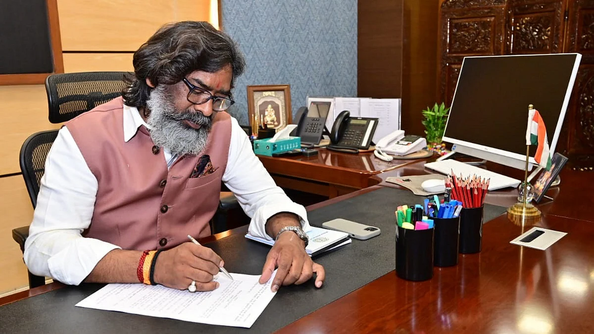 CM Hemant Soren assumes office after swearing-in ceremony in Ranchi on 28 November (photo: PTI)