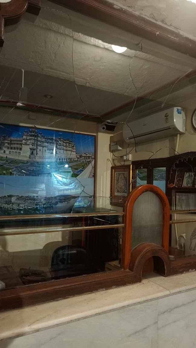 People cheer battle between huzoor and hukum for the ‘throne’