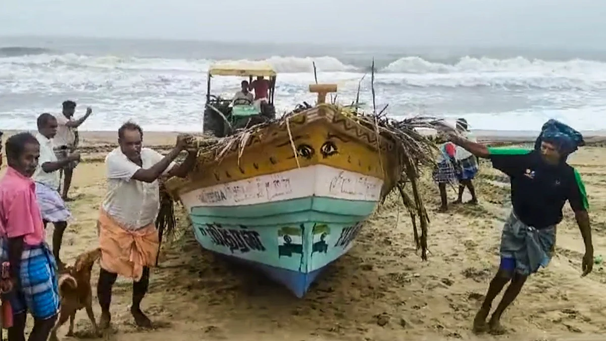 Fishermen move to a safer place in Tiruchirappalli on 29 November (photo: PTI)