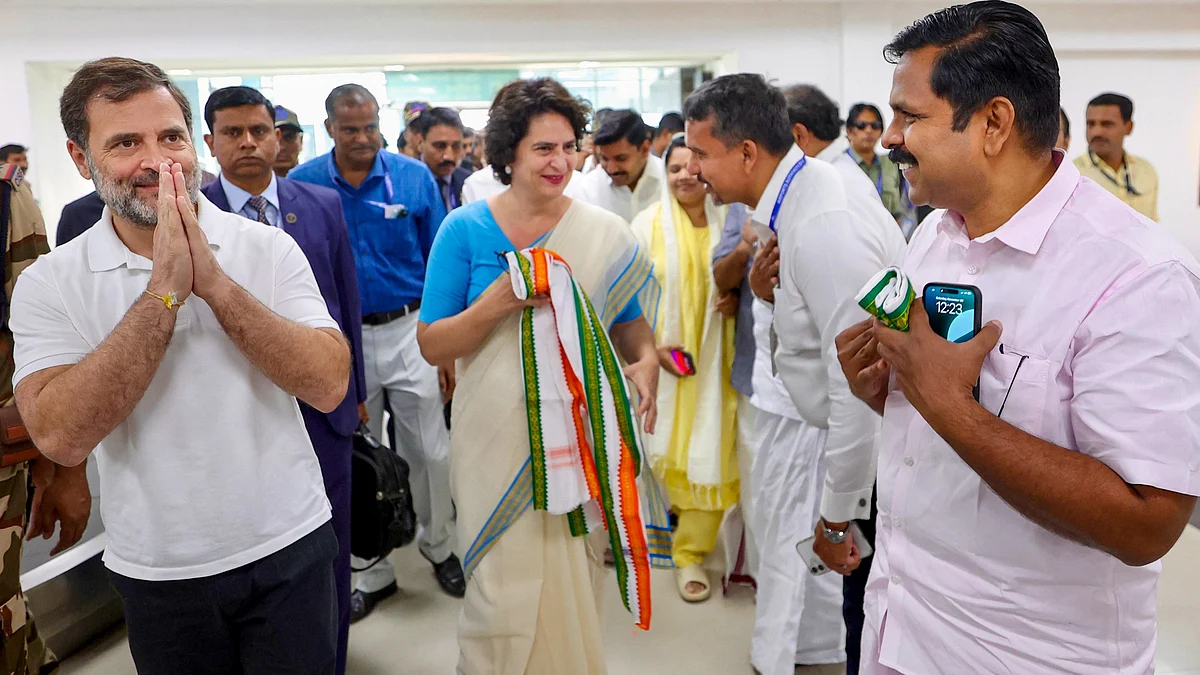 Rahul Gandhi and Priyanka Gandhi in Kozhikode on 30 November (photo: PTI)