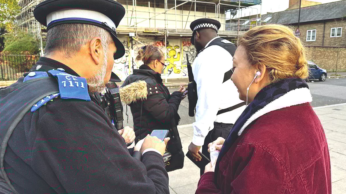 Police officers in London tell people how to protect their phones from theft (Photos: Getty Images)