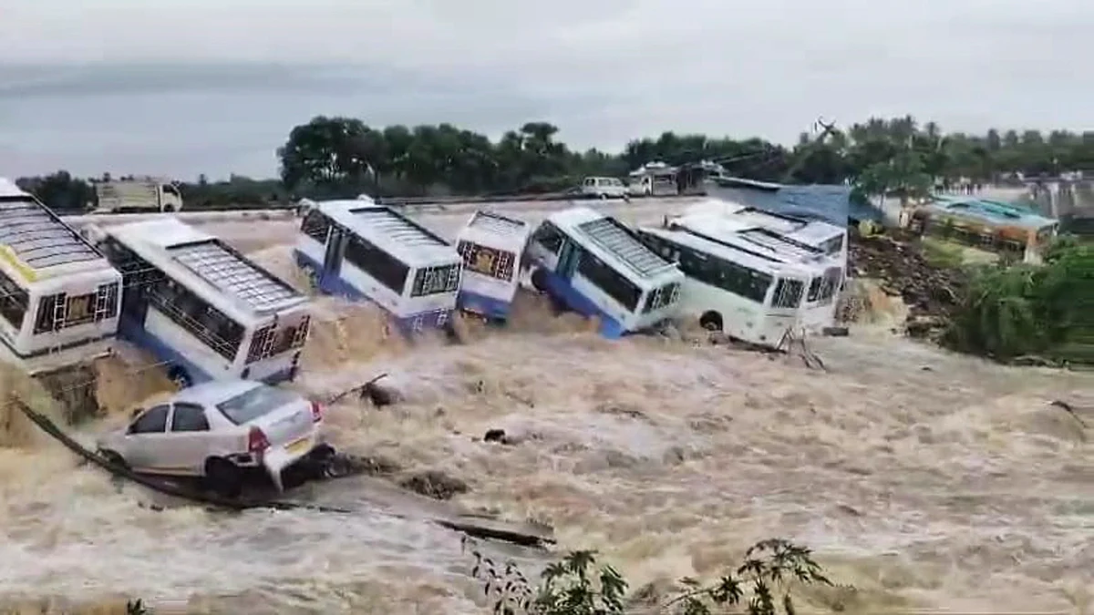 Vehicles swept away in the floodwater in Krishnagiri district on 2 December (photo: PTI)