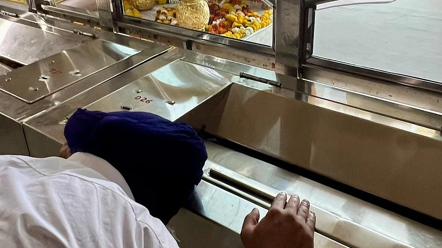 Sukhbir Singh Badal bows before the Akal Takht