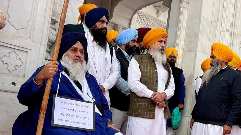 Sukhbir Singh Badal performing the duty of sewadar 