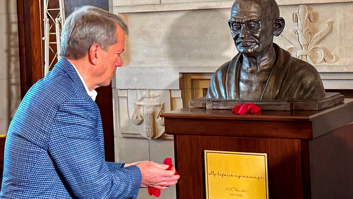 Governor of Nebraska Jim Pillen unveils Mahatma Gandhi's bust in Lincoln on 6 December (photo: PTI)