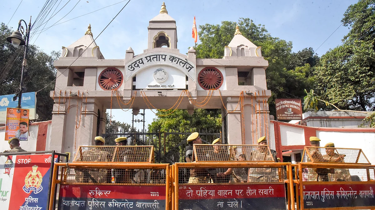 Policemen stand guard outside Udai Pratap College in Varanasi on 6 December (photo: PTI)