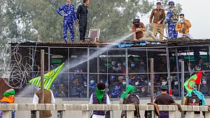 Farmers suspend foot march to Delhi for the day