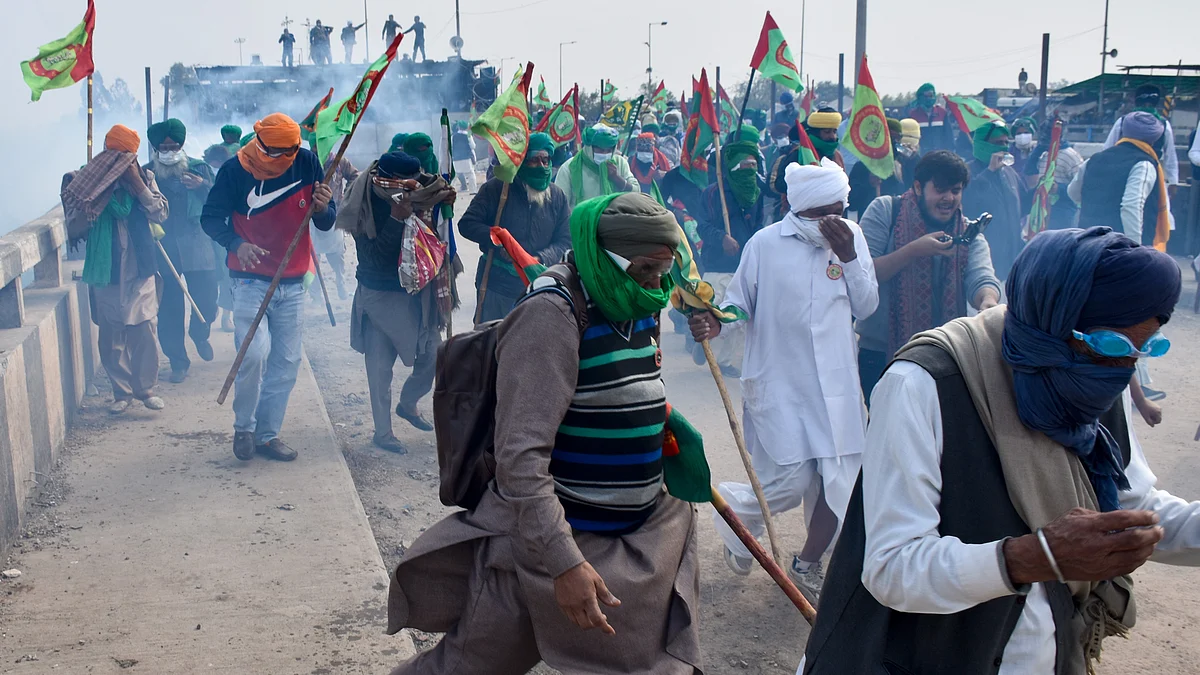 Tear gas being used to disperse protesting farmers in Patiala on 8 December (photo: PTI)