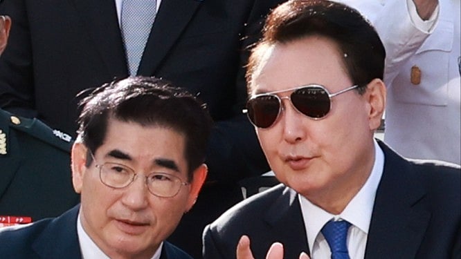 Former defence minister Kim Yong-hyun (left) with President Yoon Suk Yeol