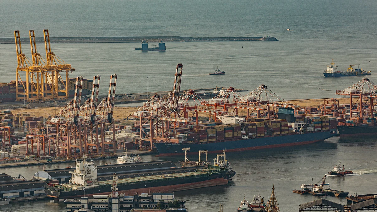 File photo of the port site (photo: Jonathan Wijayaratne/Bloomberg via Getty Images)