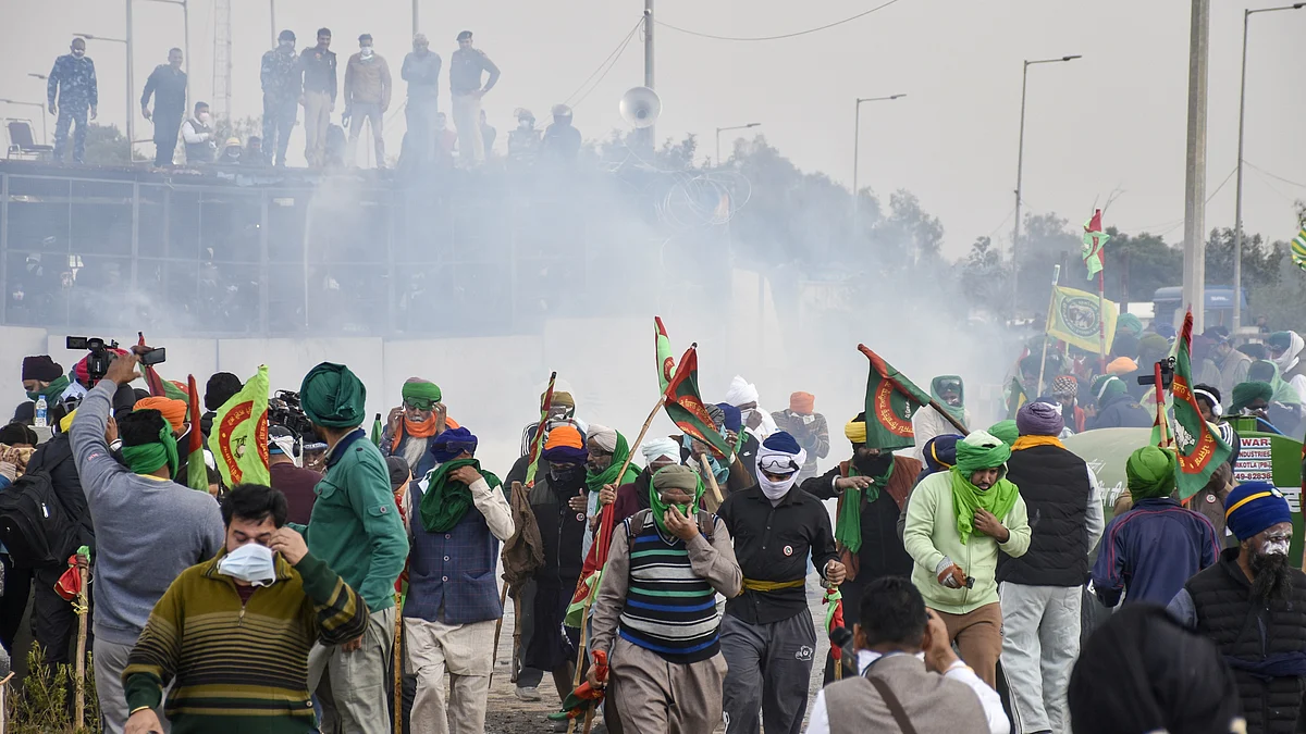 Police using teargas on farmers marching to Delhi (photo: PTI)