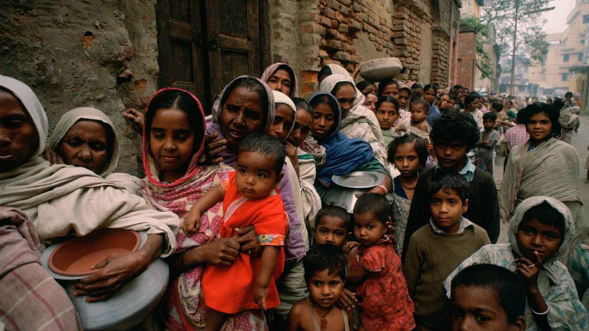 Women queue up with their children for food queue at Mother Teresa's Mission Calcutta. (Getty Images)