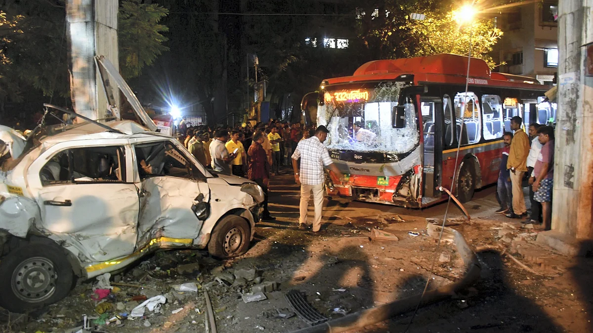 People gather near the damaged vehicles in Mumbai on 9 December (photo: PTI) 