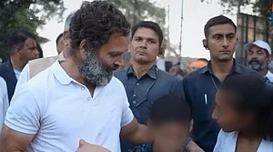 Rahul Gandhi with the deceased couple's children (photo: @VinayDokania/X)