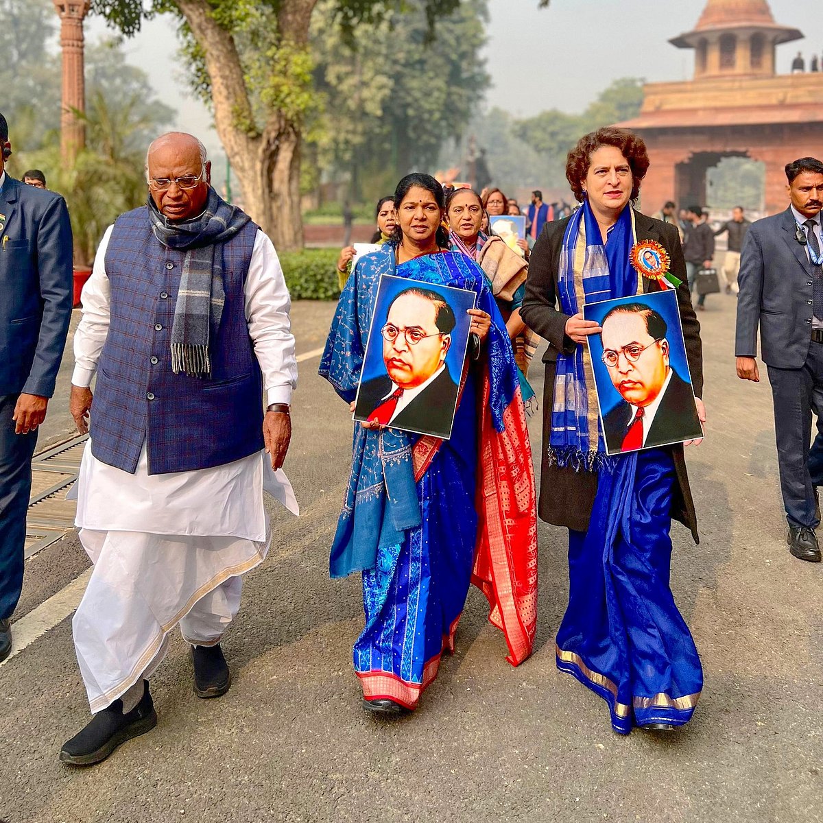 Mallikarjun Kharge (L) in blue waistcoat and Priyanka Gandhi Vadra (R) in blue saree, join the march with other leaders 