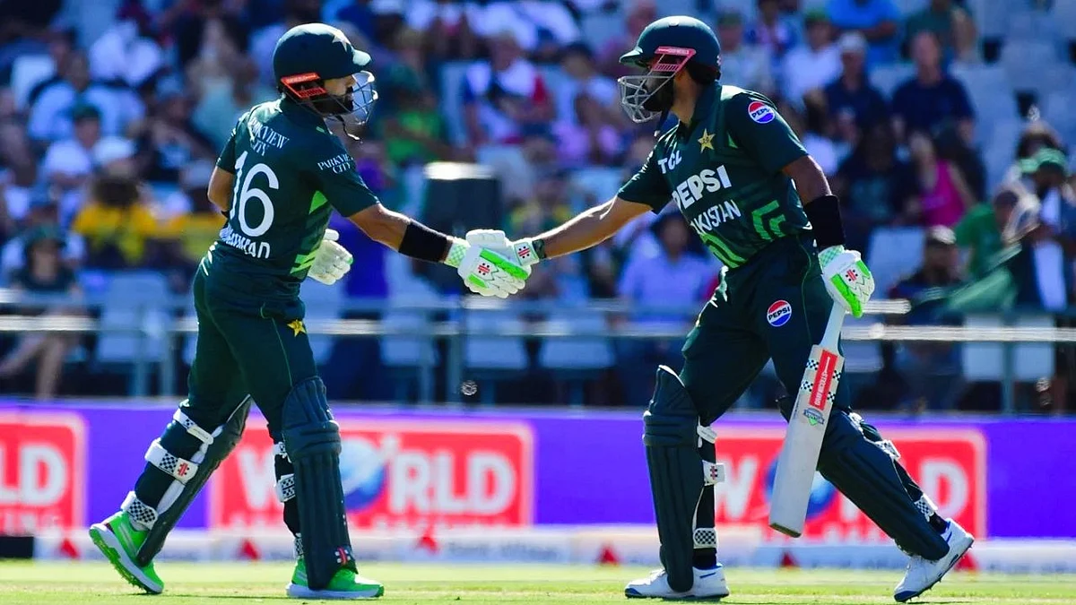 Babar Azam (right) and Mohammed Rizwan built a 115-run partnership at Newlands