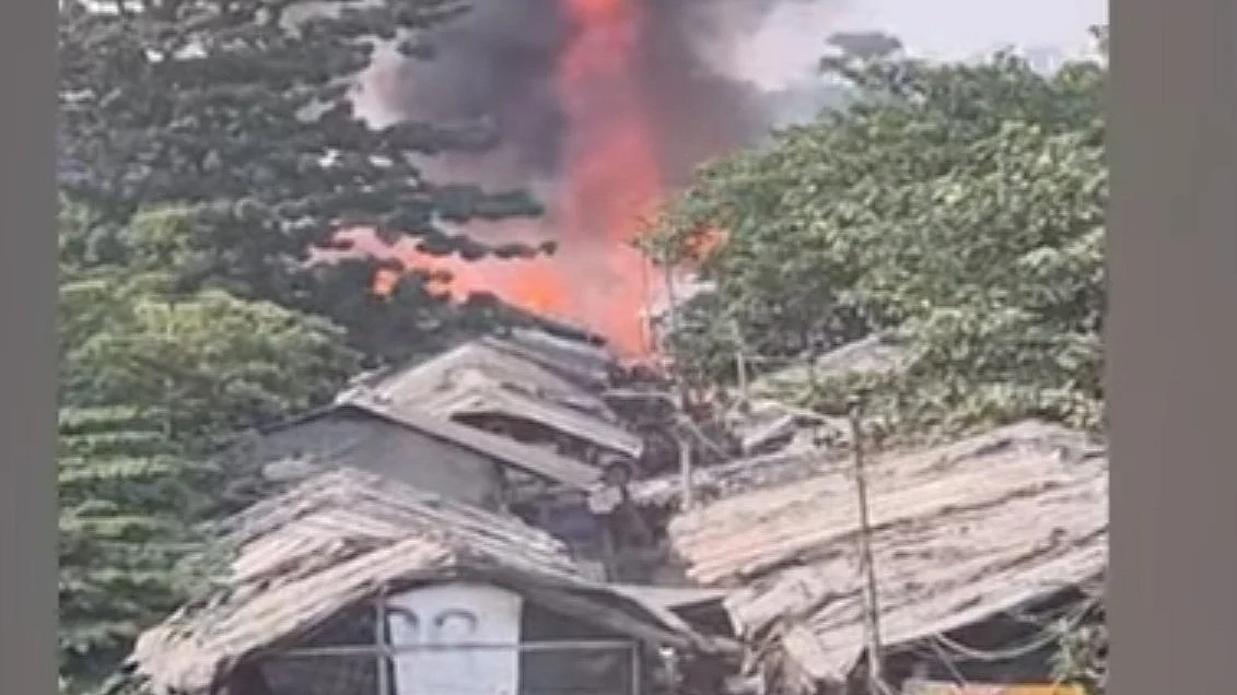 A huge fire has engulfed a significant of the 150-dwelling Topsia slum area in Kolkata