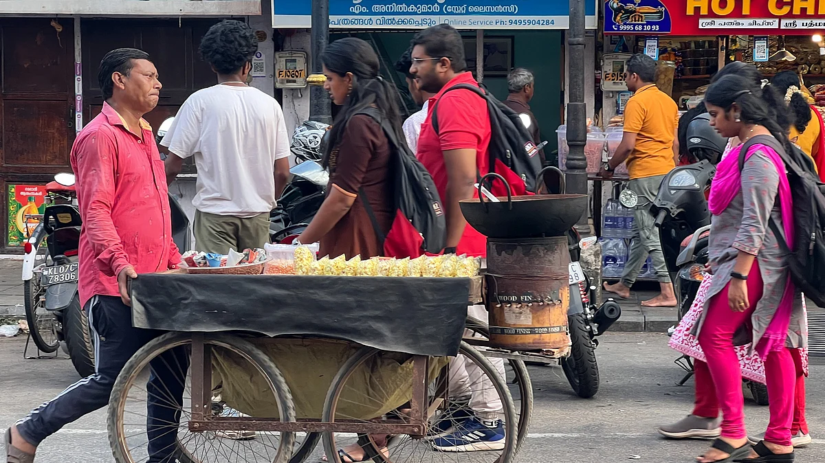 A vendor sells popcorn on the street in Thiruvananthapuram, Kerala (Photo: Getty Images)
