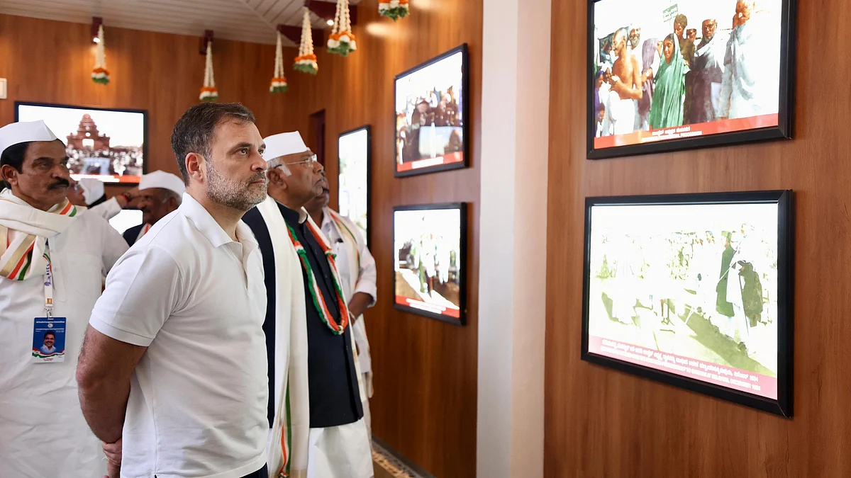 Rahul Gandhi and Mallikarjun Kharge at the CWC meeting venue (photo: @INCIndia/X)