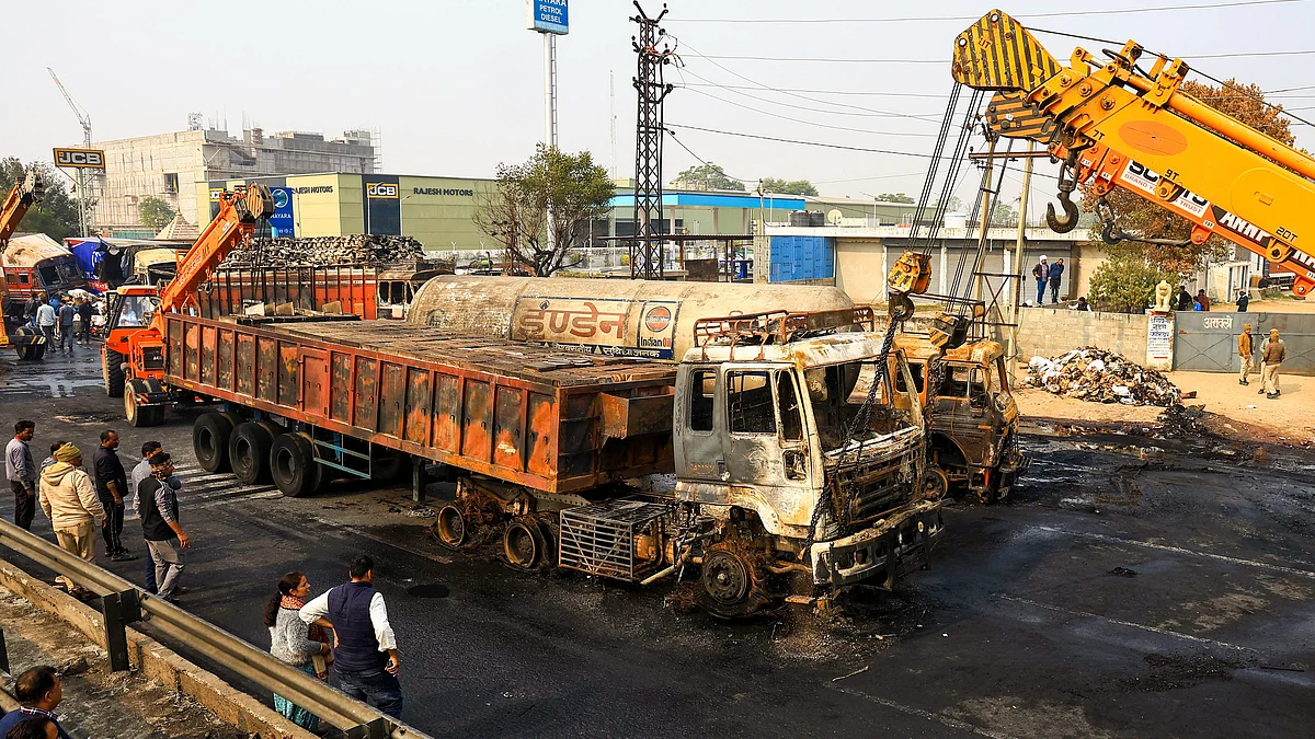 The charred LPG tanker on the Jaipur-Ajmer Highway in Jaipur on 20 December (photo: PTI)