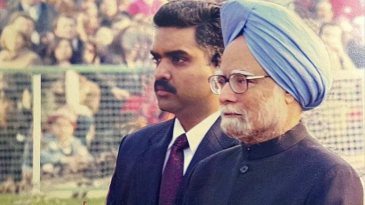 Asim Arun with Manmohan Singh (photo: @asim_arun/X)