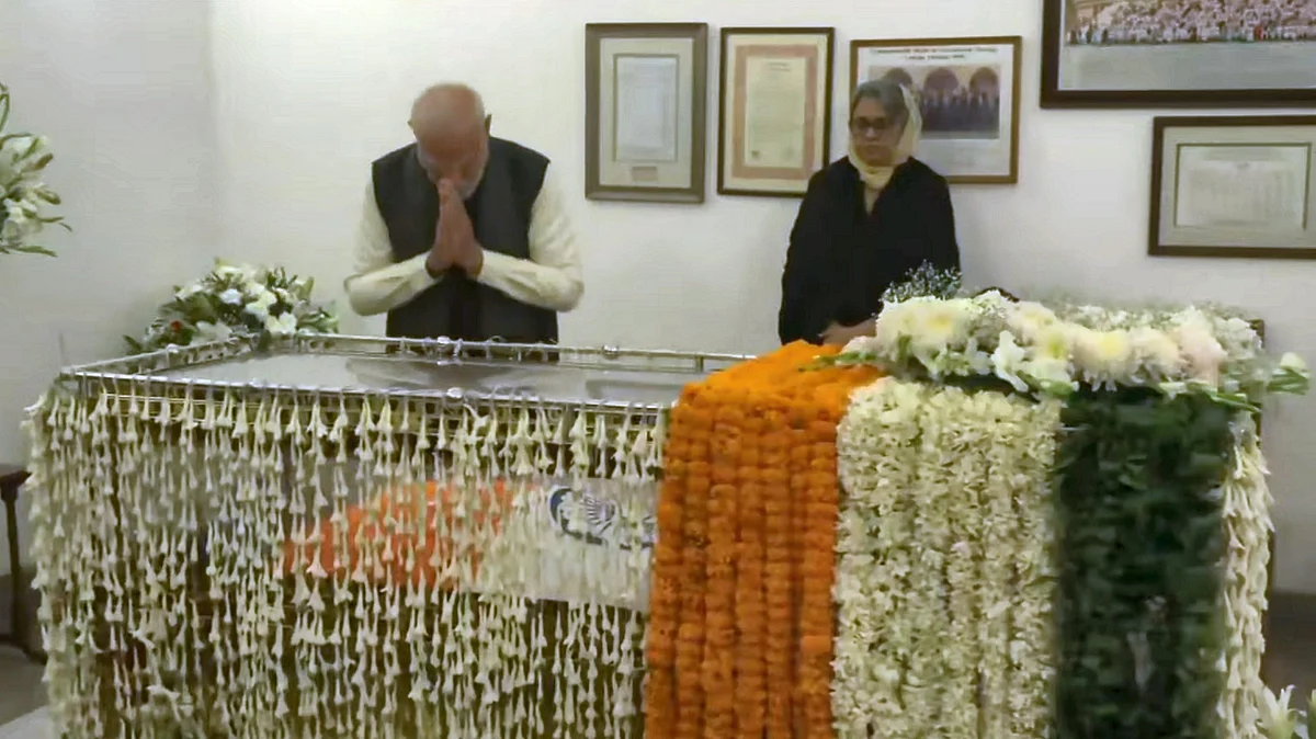 Narendra Modi at Manmohan Singh's residence in New Delhi on 27 December (photo: PTI)