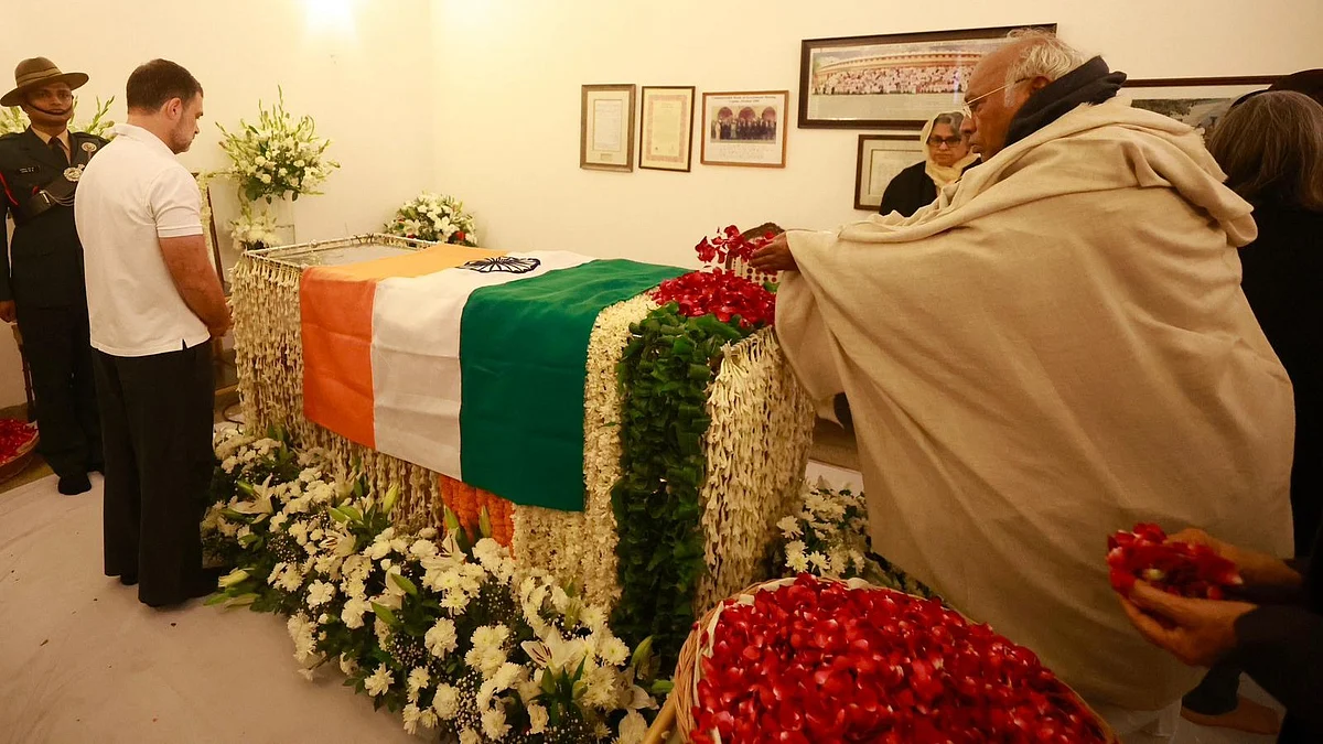 Mallikarjun Kharge (right) and Rahul Gandhi pay their respects to the late Dr Manmohan Singh