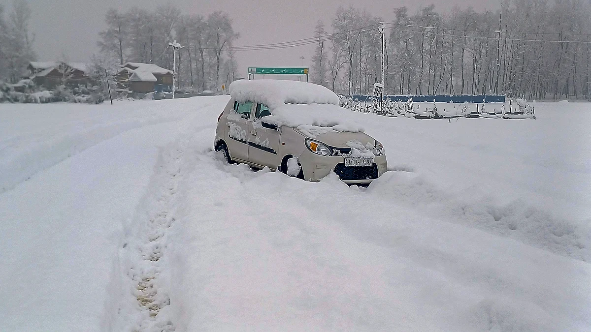 A vehicle stranded on the Jammu-Srinager National Highway on 28 December (photo: PTI)