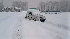 Stranded tourists find shelter in mosque amid heavy snowfall in Kashmir