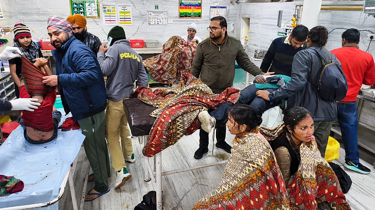 Injured passengers being treated at a hospital in Bathinda on 27 December (photo: PTI)