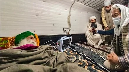 Sonam Wangchuk meets fasting farmer leader at Khanauri border (photo: IANS)