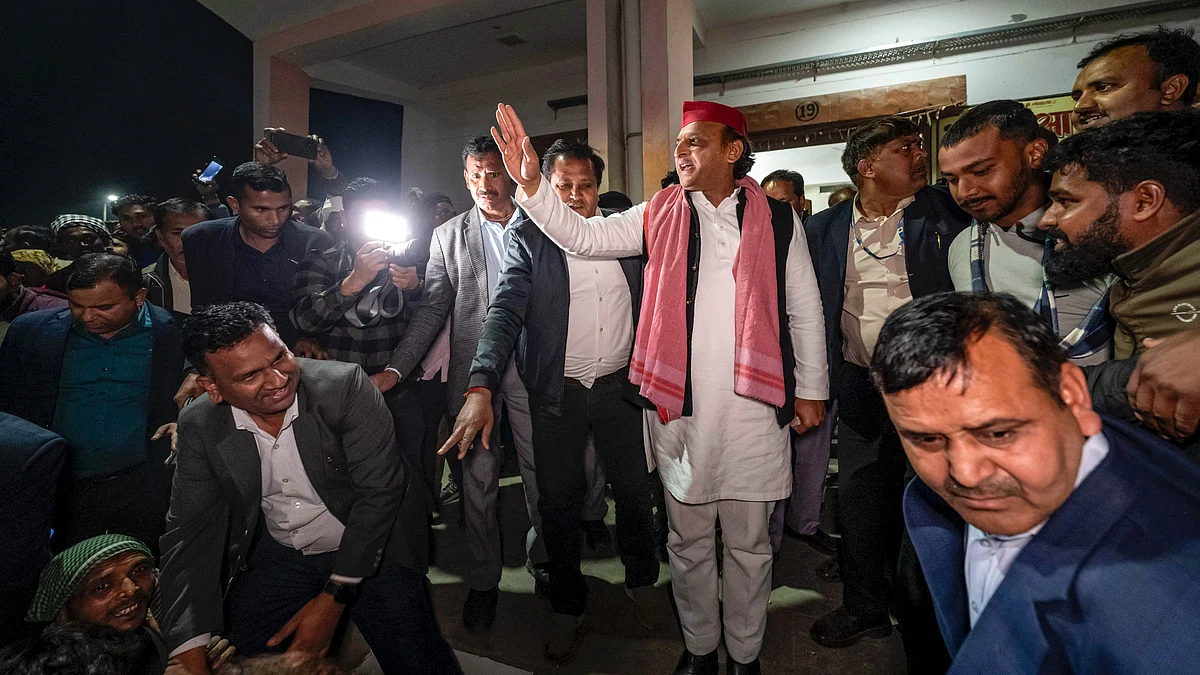 SP chief Akhilesh Yadav visits potato market in Kannauj on 23 December (photo: PTI)