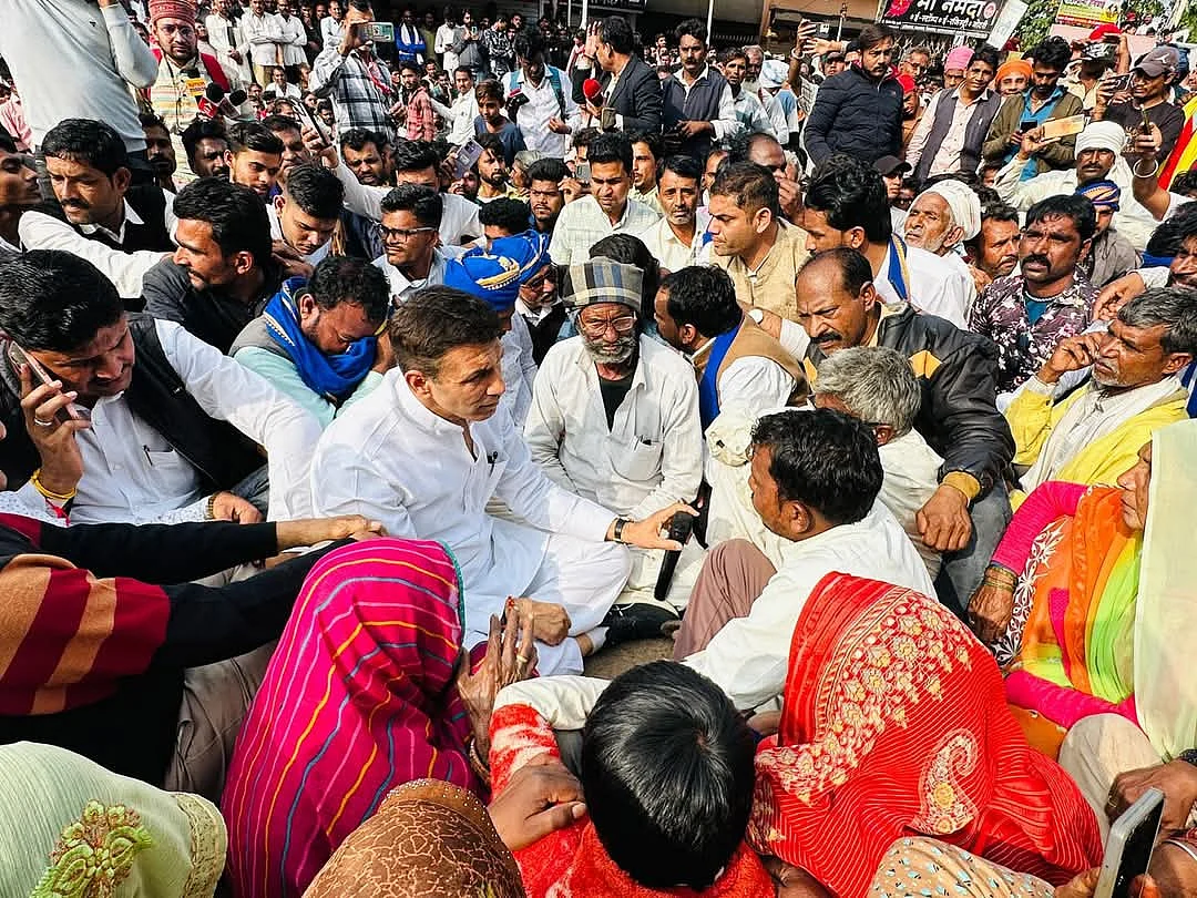 MP Congress chief Jitu Patwari with the kin of the deceased